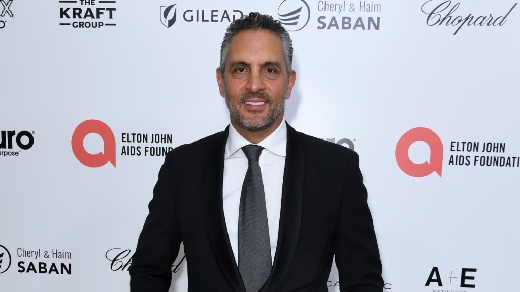 Mauricio Umansky posing in a black suit